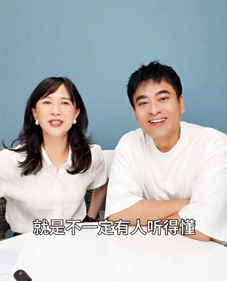 陳龍（右）參加papi醬訪談節目。網上圖片