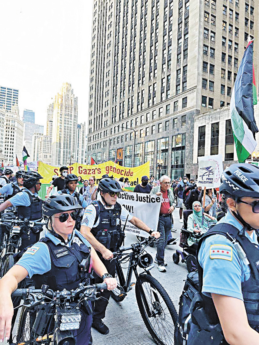 2004年芝加哥舉行全美民主黨代表大會，拉里斯內林帶領警隊維持安全與祥和的秩序，獲得各界的高度表揚。   本報檔案照/梁敏育攝