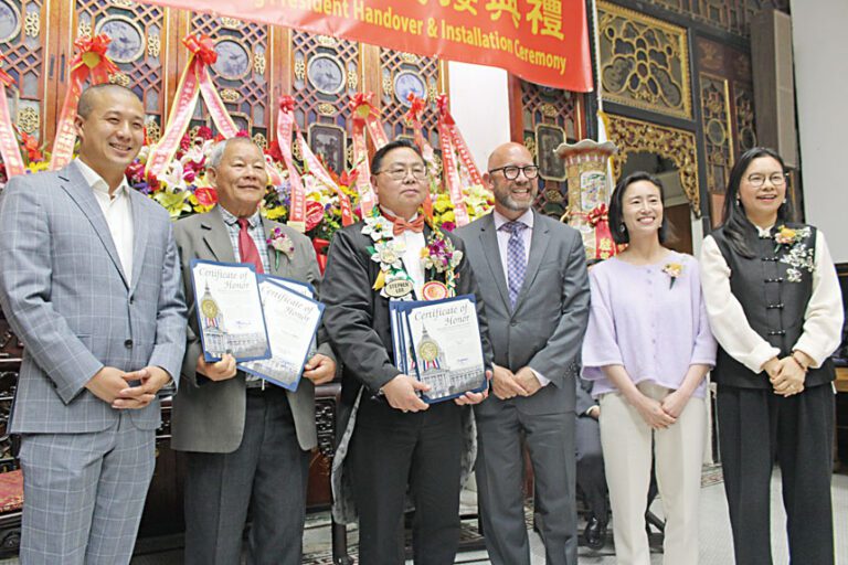 三藩市市參事會主席孟達文（右三）與三位華裔市參事陳小焱（右一）、陳詩敏（右二）、王兆倫（左一），以及新任總董盧炳坤（左三）、滿任總董朱明沾（左二）合影。 記者陳程威攝