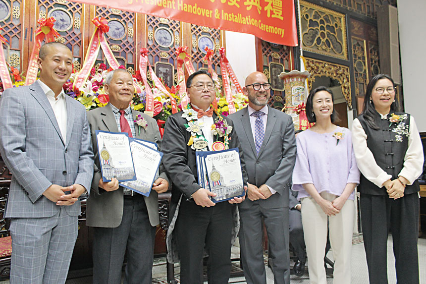 三藩市市參事會主席孟達文(右三)與三位華裔市參事陳小焱(右一)、陳詩敏(右二)、王兆倫(左一),以及新任總董盧炳坤(左三)、滿任總董朱明沾(左二)合影。 記者陳程威攝