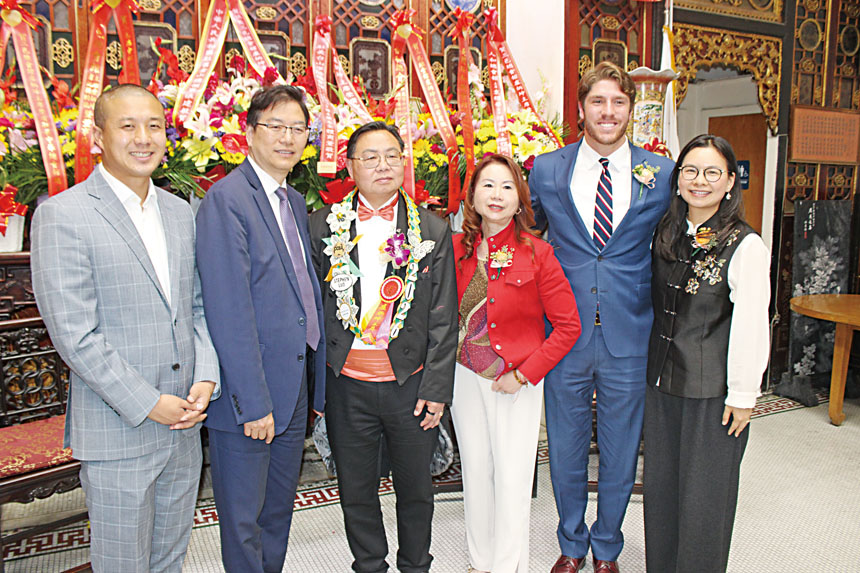 三藩市市參事王兆倫(左一)、星島日報美西版社長兼總編輯梁建鋒伉儷(左二、右三)、聯邦眾議員凱文穆林(Kevin Mullin)代表(右二)、市參事陳小焱(右一)與新任總董盧炳坤(左三)合影。 記者陳程威攝