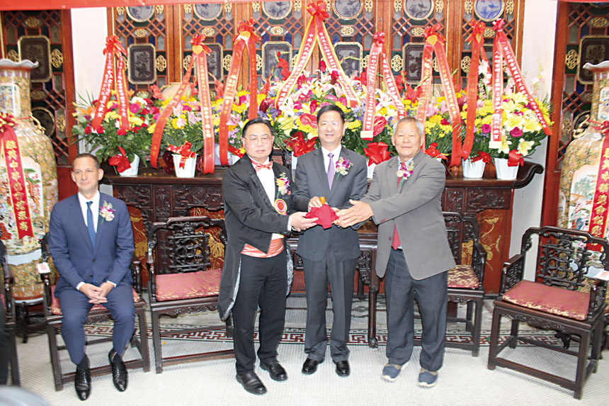 中華總會館總董交接典禮,張建敏(中)、朱明沾(右)、盧炳坤(左)、坐椅上為監交的市長羅偉。 記者陳程威攝