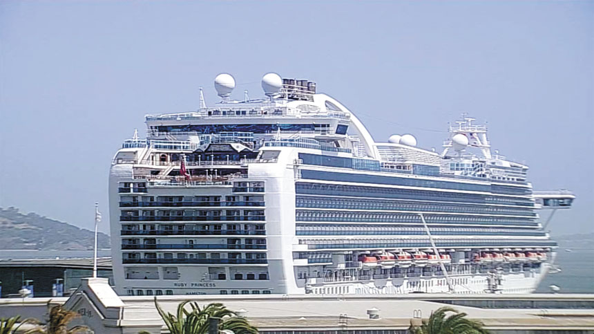 公主郵輪（Princess Cruises）旗下郵輪「紅寶石公主號」（Ruby Princess）停靠三藩市27號碼頭進行緊急清潔消毒。ABC7電視畫面