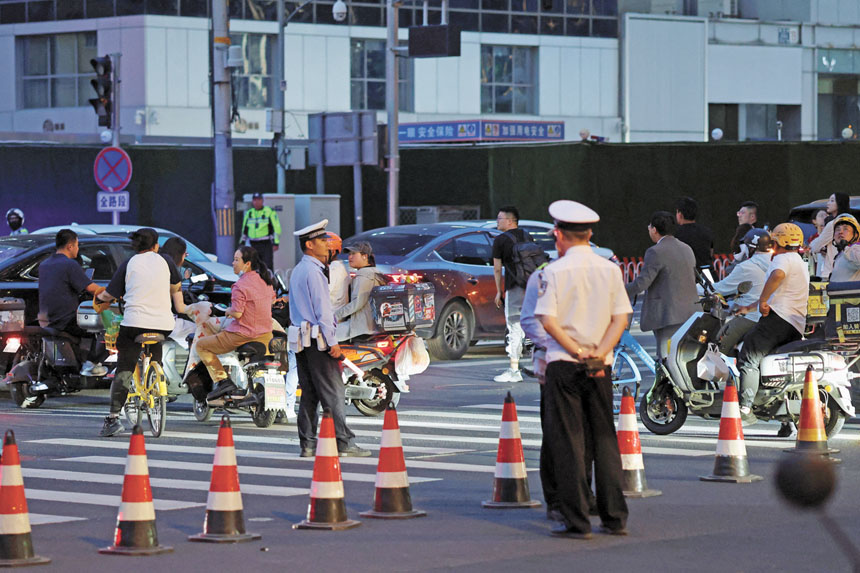 事發當天，警察在靠近中信大廈的路口警戒。路透社