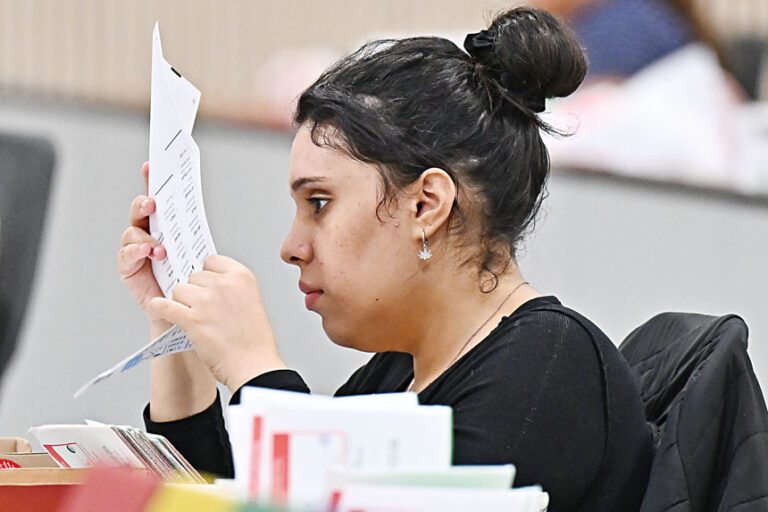 洛杉磯選票處理中心工作人員在點算6月2日初選選票。美聯社
