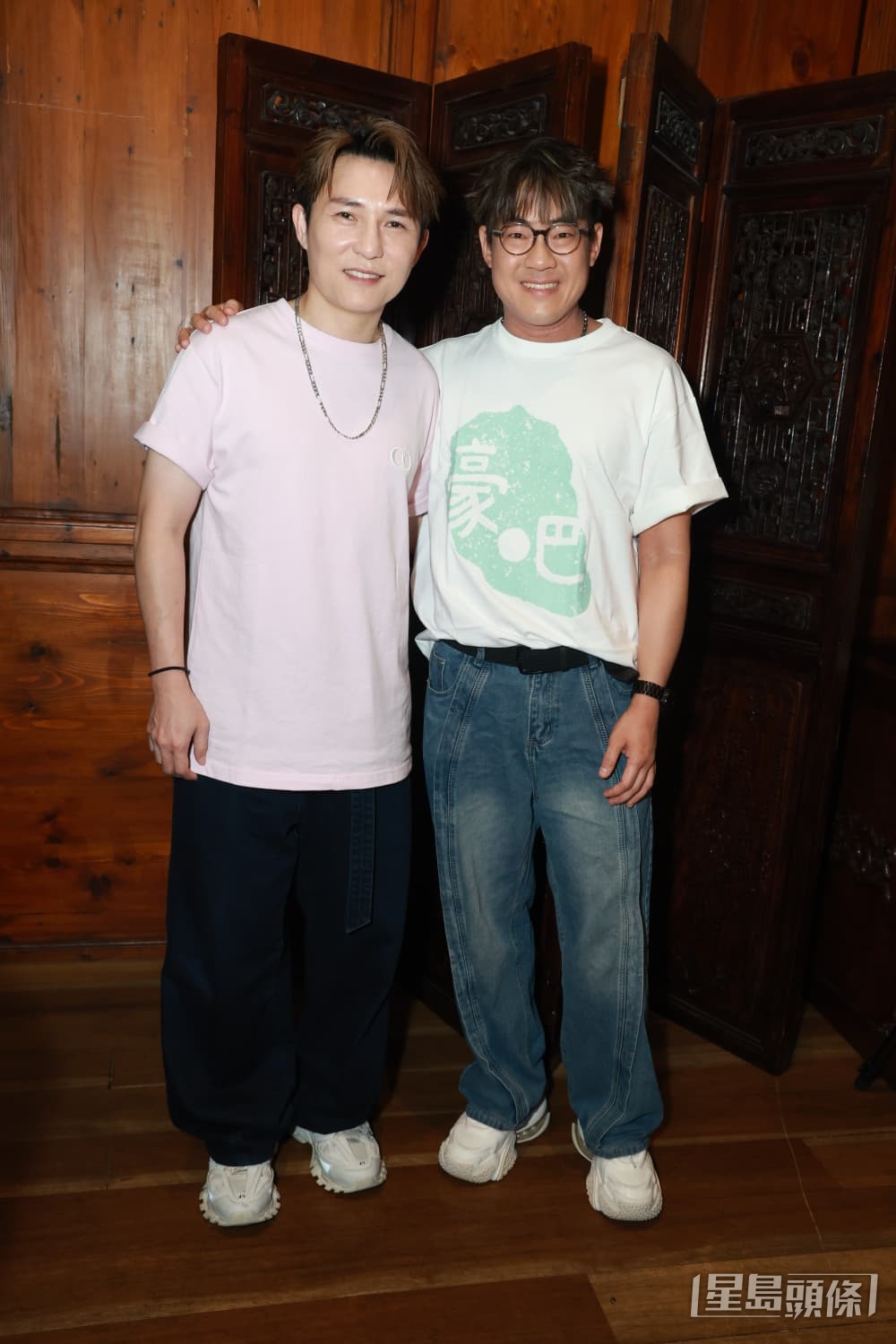 羅啟豪與《中年好聲音》戰友劉威煌在活動上合照。