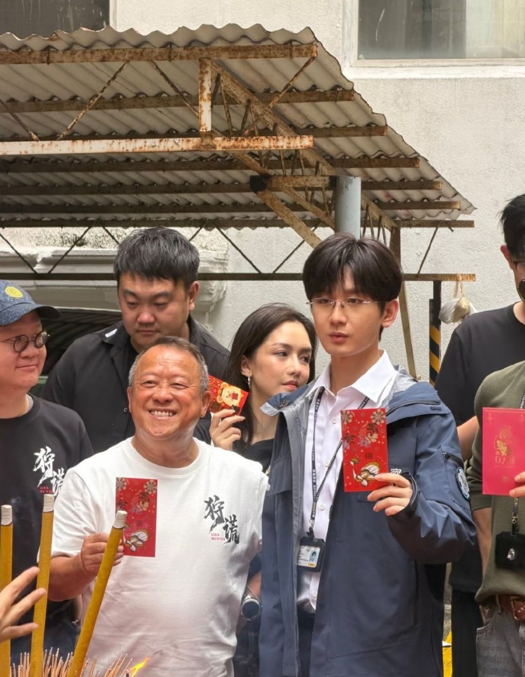 開鏡儀式上,成毅站在監製曾志偉身旁。
