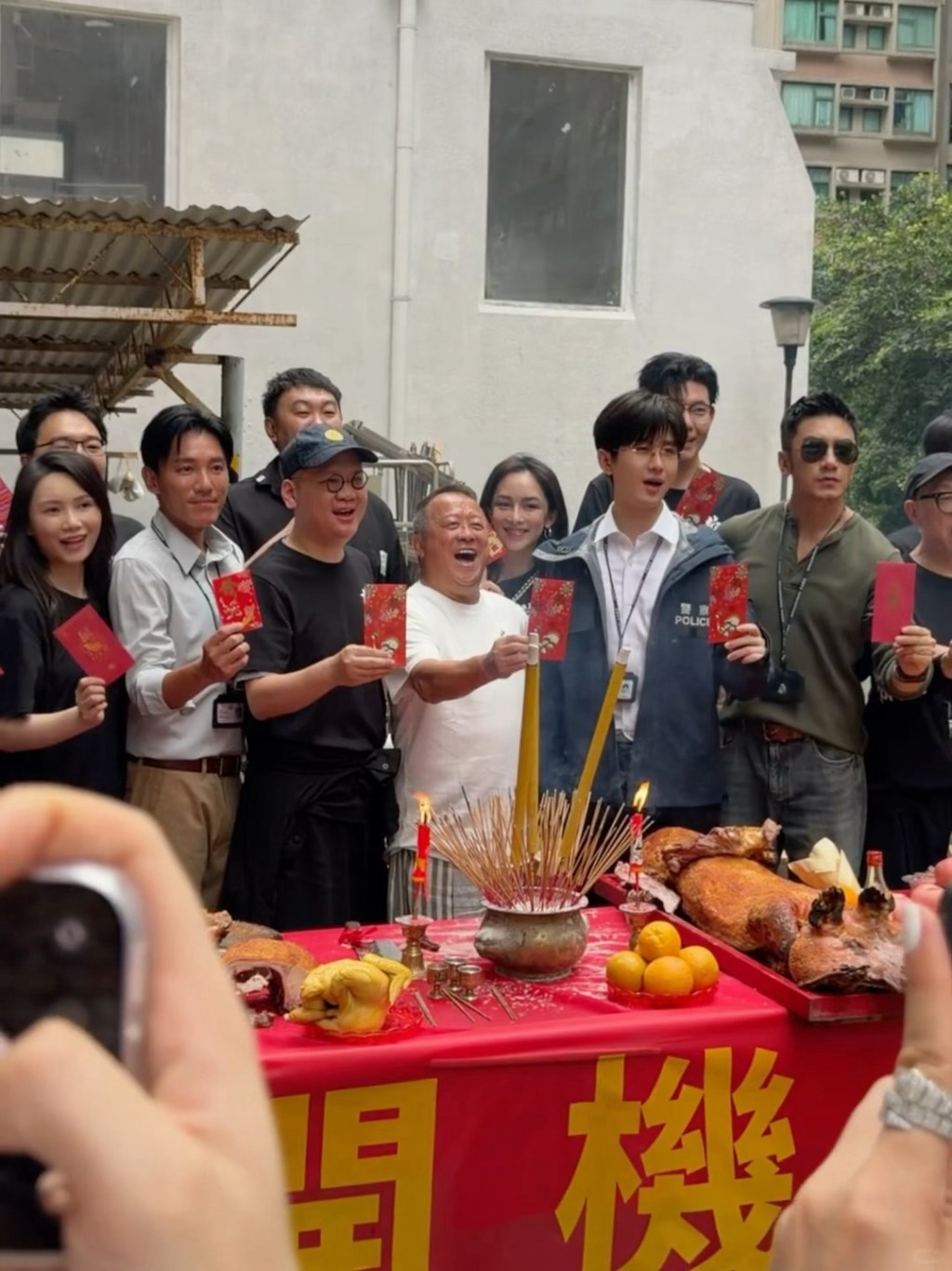 張頴康(左二)與內地演員肖順堯(右)亦有出席開鏡儀式。