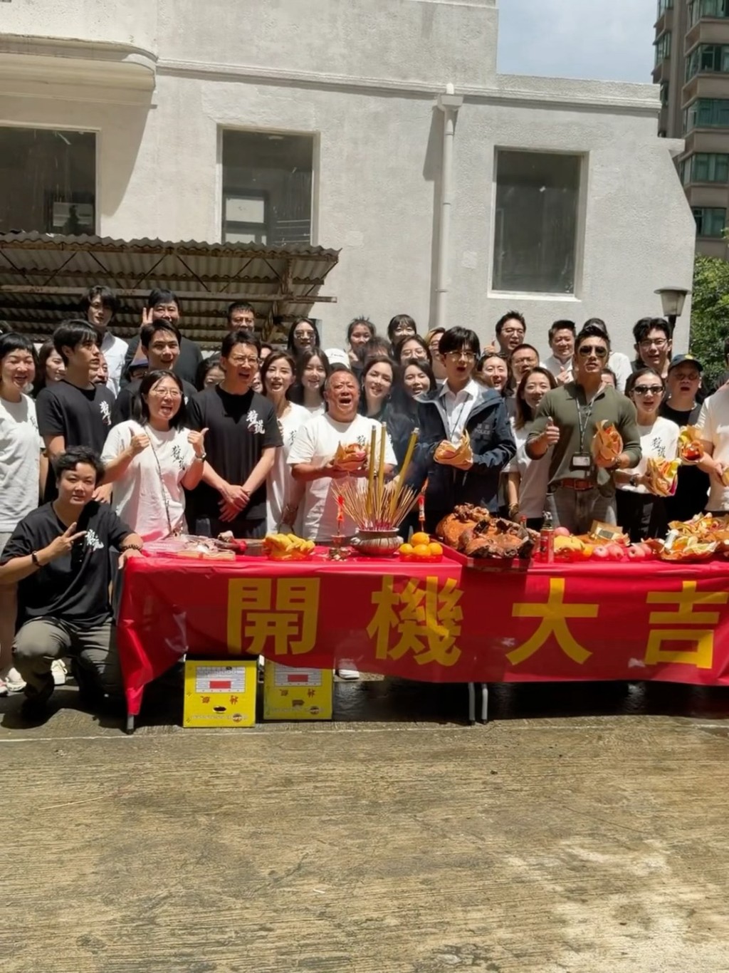 劇組進行切燒豬儀式,寓意開機大吉。