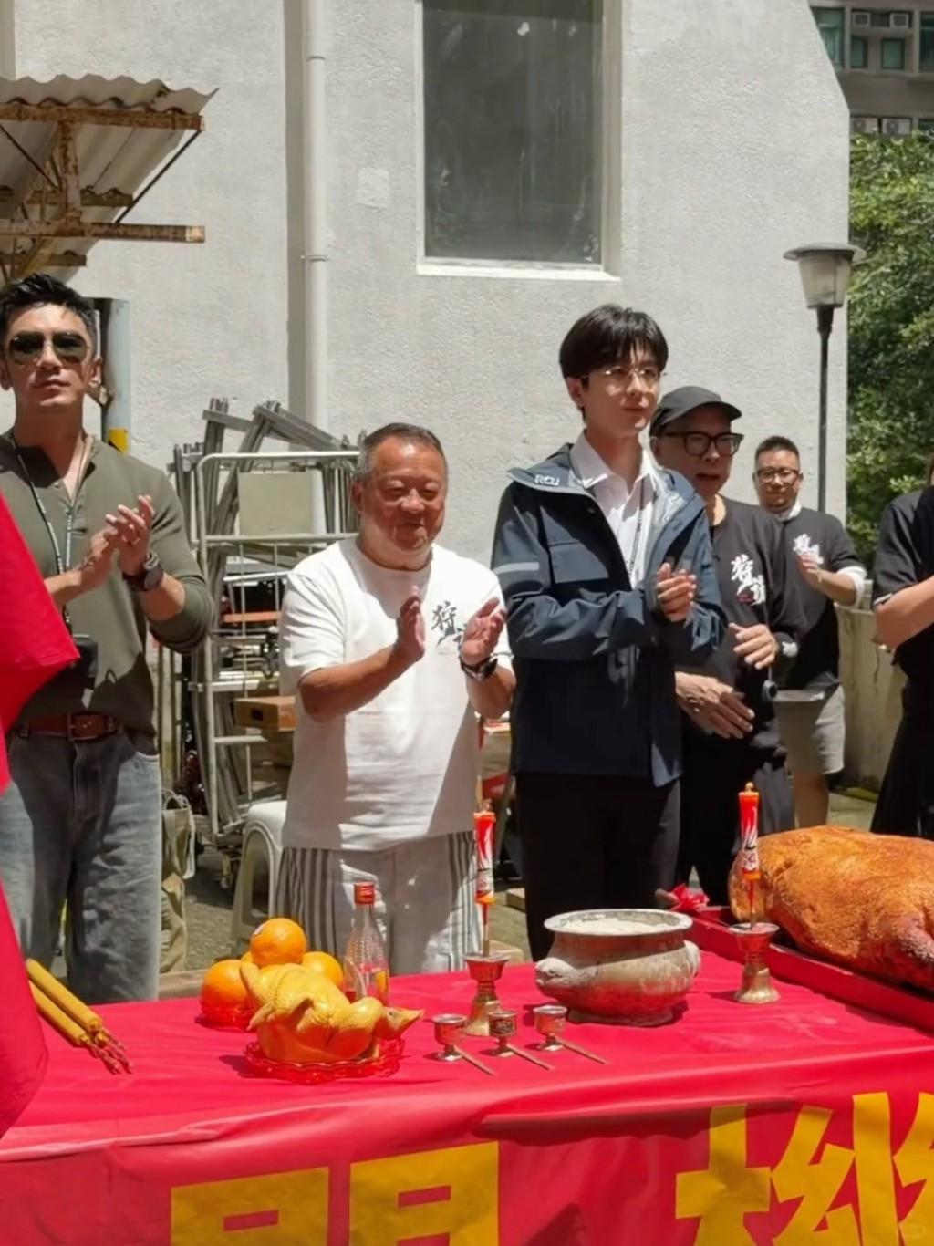 監製曾志偉在現場與主演成毅互動。