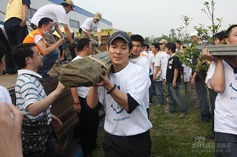 李連杰致力慈善事業,親自打理其創辦的壹基金。