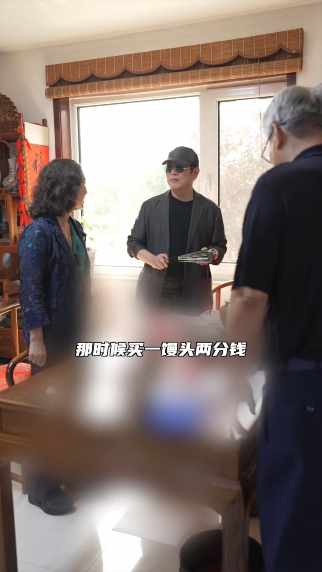 李連杰與師兄弟們暢談昔日趣事,氣氛溫馨融洽。