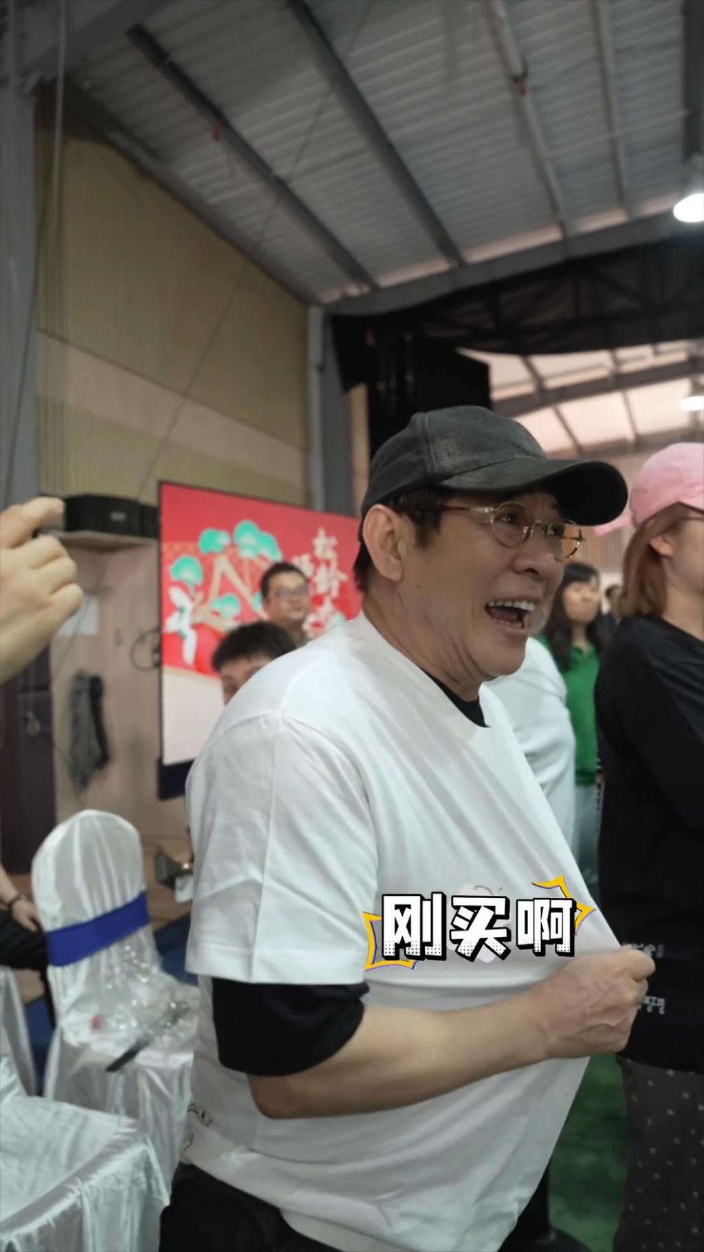 李連杰即場購買紀念T恤,與師兄弟們拍攝大合照留念。