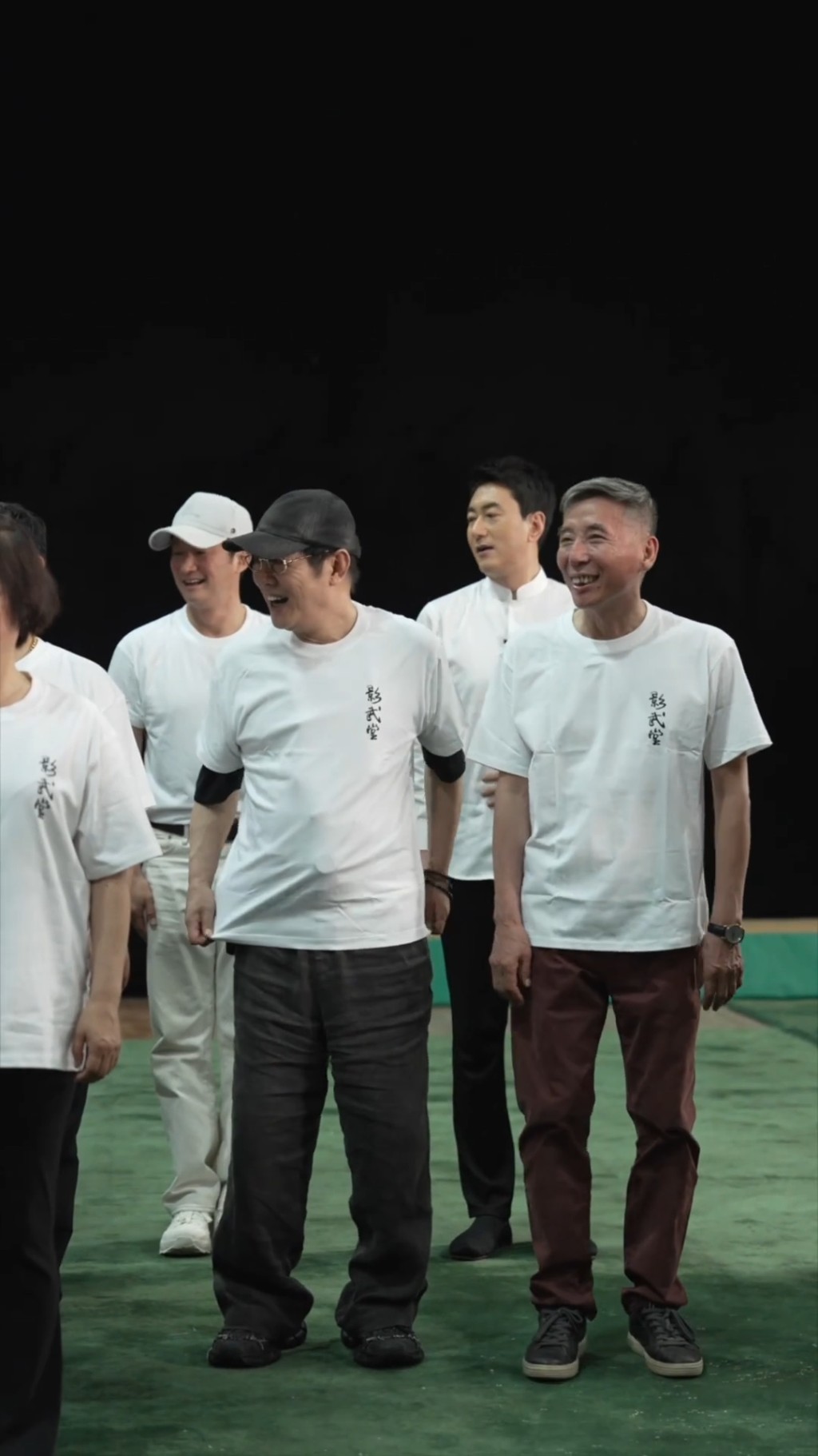 李連杰恭敬聆聽師傅吳彬的說話。