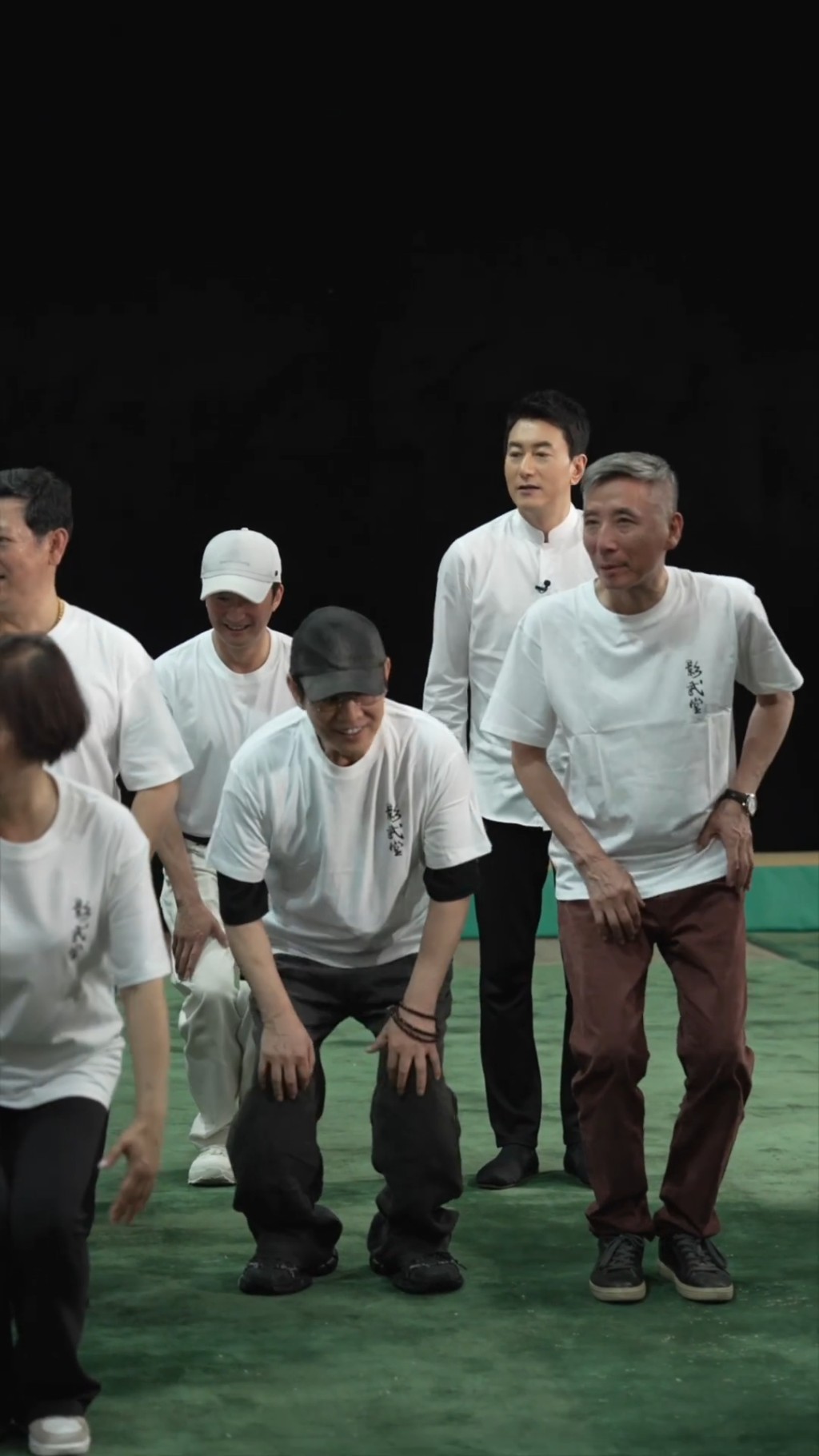 當眾人一同蹲下時,李連杰一時失去平衡。