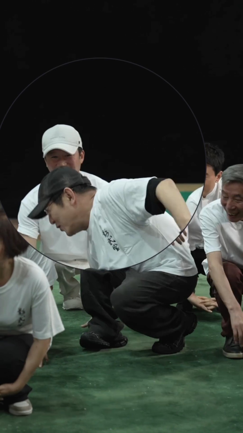 眾人蹲下之際,李連杰重心不穩向後傾倒。