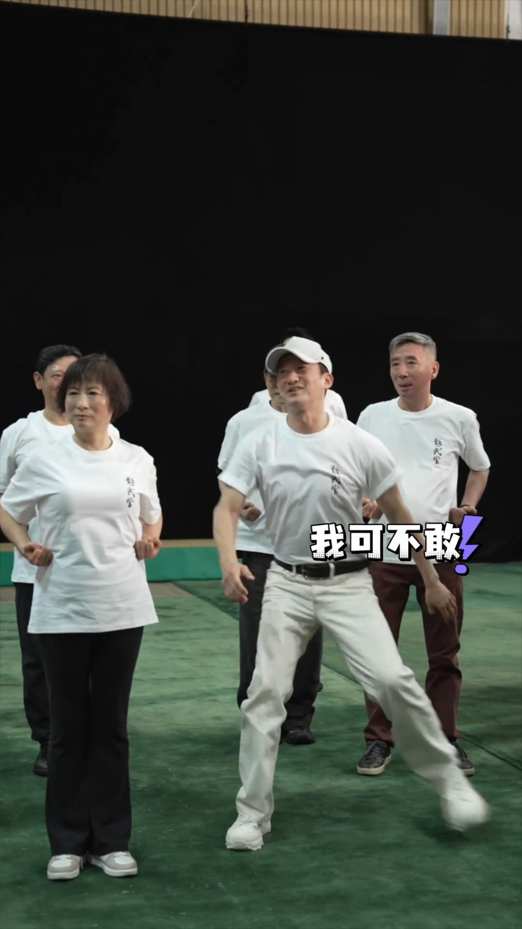 師傅提議讓吳京作指導,吳京聞言立刻謙稱不敢當。