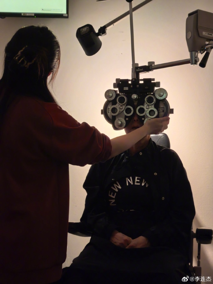 李連杰二女李苔蜜是眼科醫生。