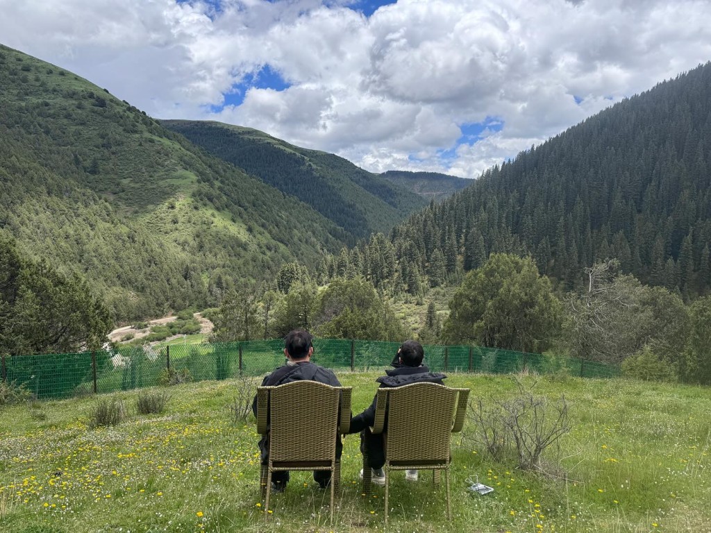 李連杰只上載利智的背面照。