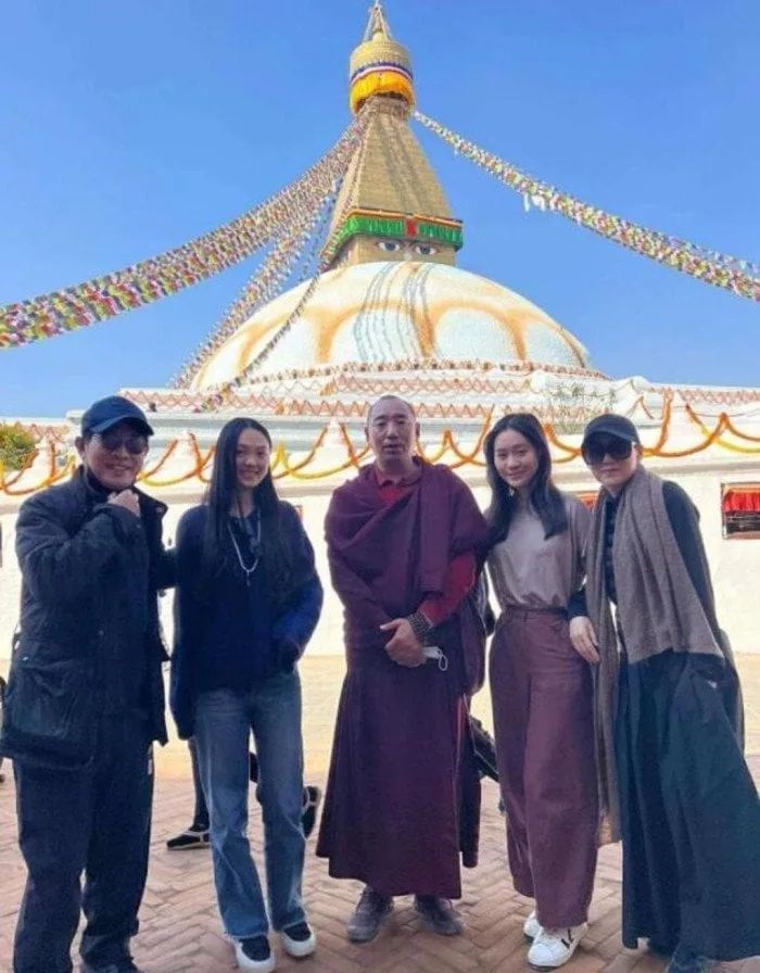李連杰一家四口曾到尼泊爾旅行,二女Jada當時晒出的利智(右)出鏡照,不是背影就是以黑超遮面。