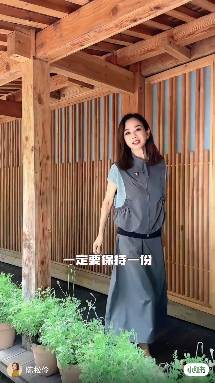 陳松伶的手臂相當纖幼，骨感明顯。