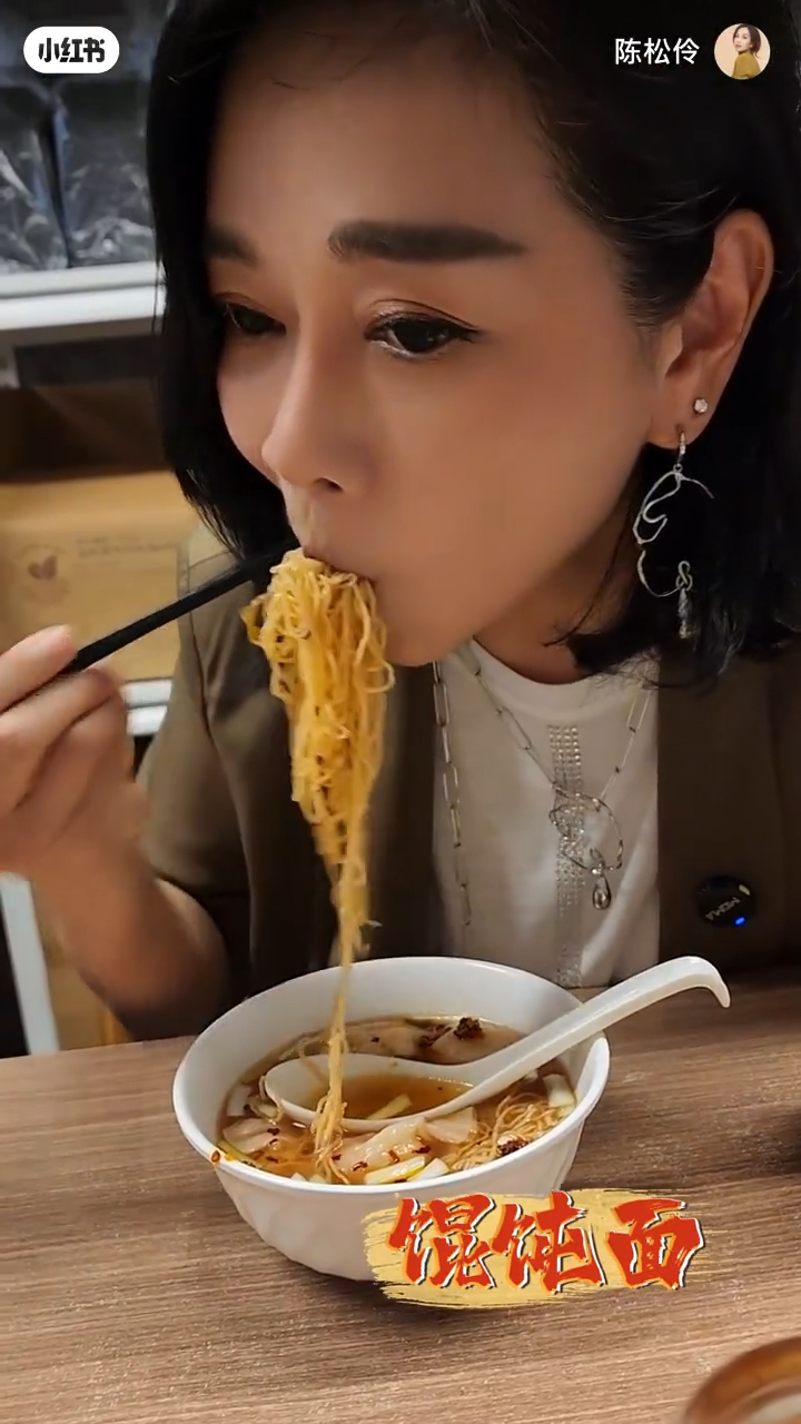 陳松伶在片段中盡情享用各種美食。