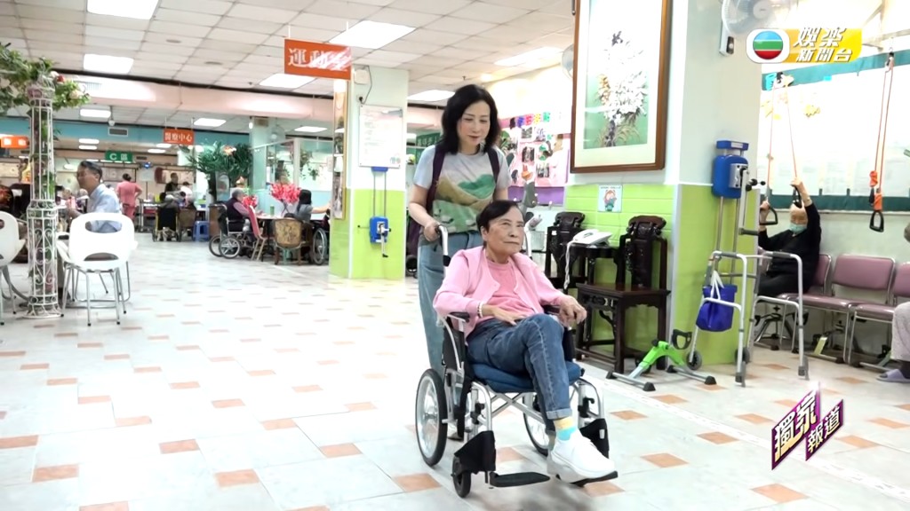 因外傭姐姐回鄉辦婚事，余慕蓮需入住老人院暫住。