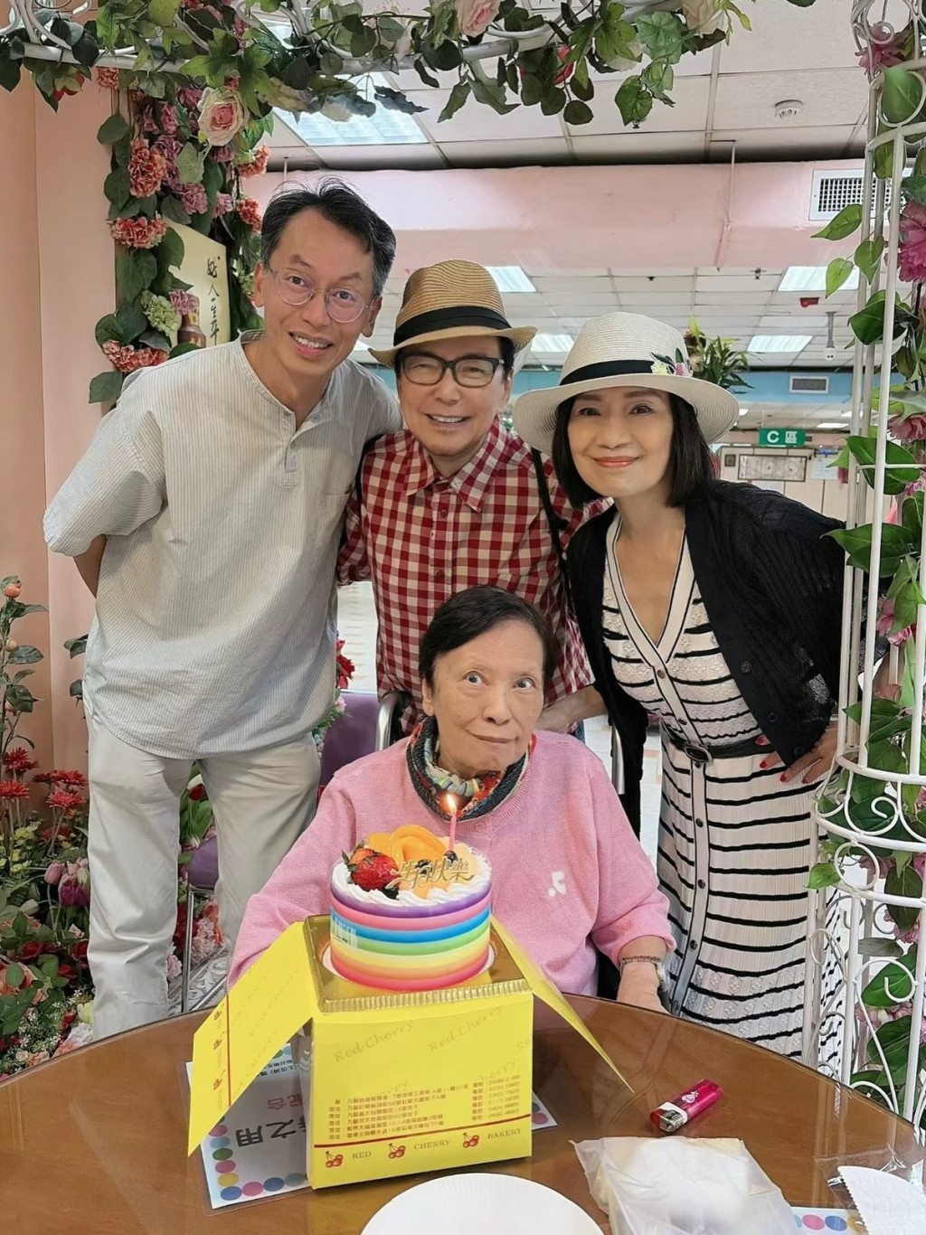 收到彩虹生日蛋糕，余慕蓮心情愉快，與大家合影。