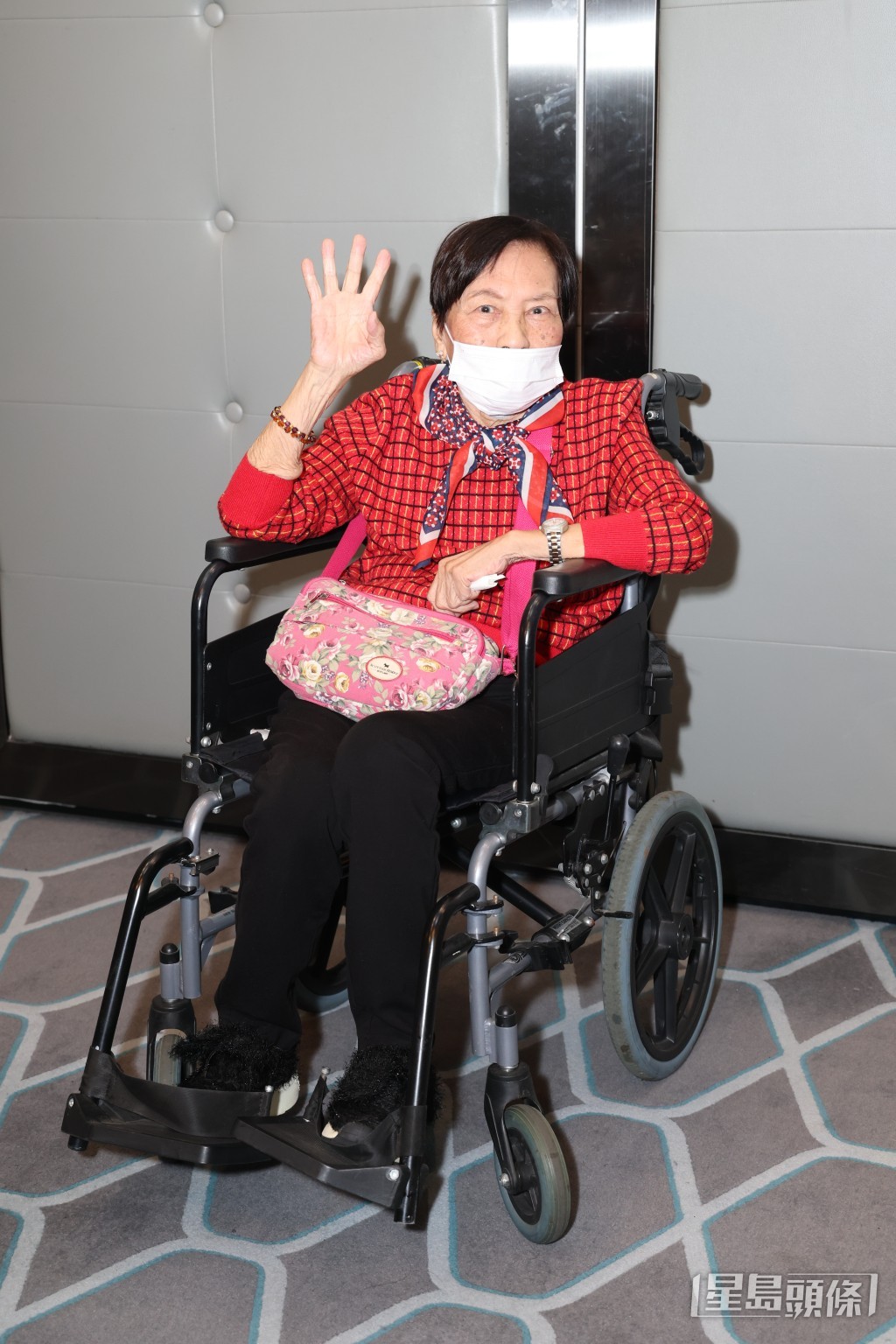 余慕蓮近期多次公開露面均需乘坐輪椅。