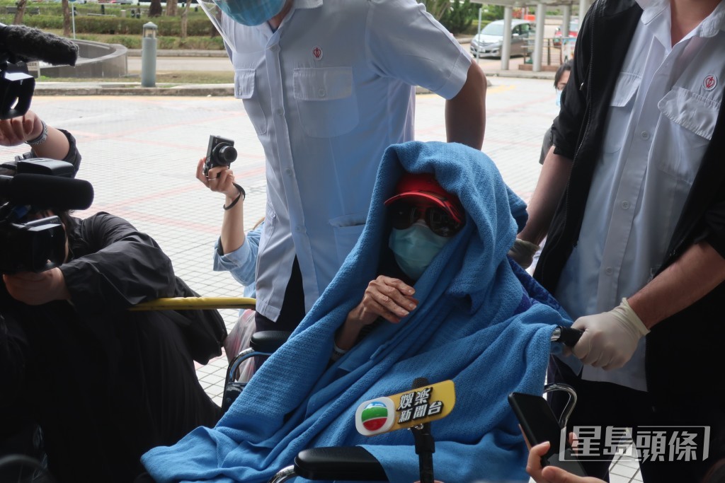 2020年，余慕蓮患上肺纖維化，一度需在深切治療部留醫。