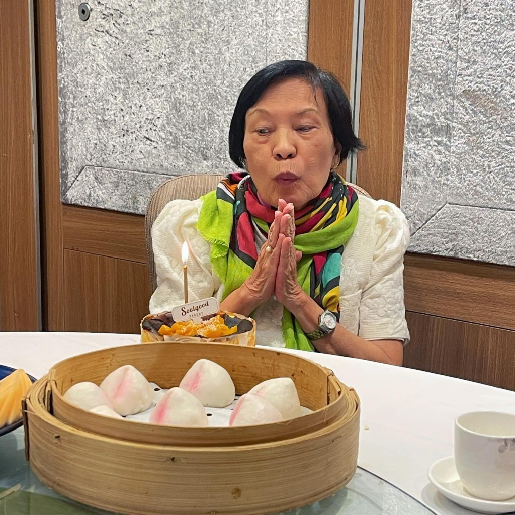 余慕蓮因肺纖維化及血液炎在ICU留醫半年，曾需儀器協助呼吸。