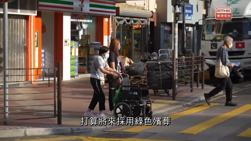 2020年大病後，余慕蓮需依靠輪椅輔助步行。