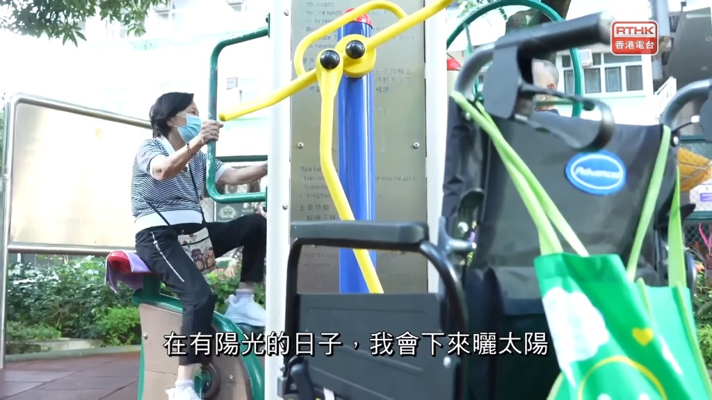余慕蓮閒時會到公園曬太陽，做運動鍛鍊腳力。