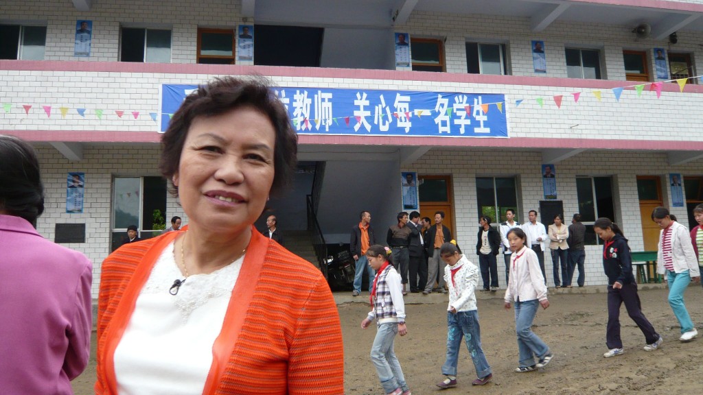 余慕蓮曾捐出十多萬長期服務金，在貴州興建「余慕蓮希望小學」。
