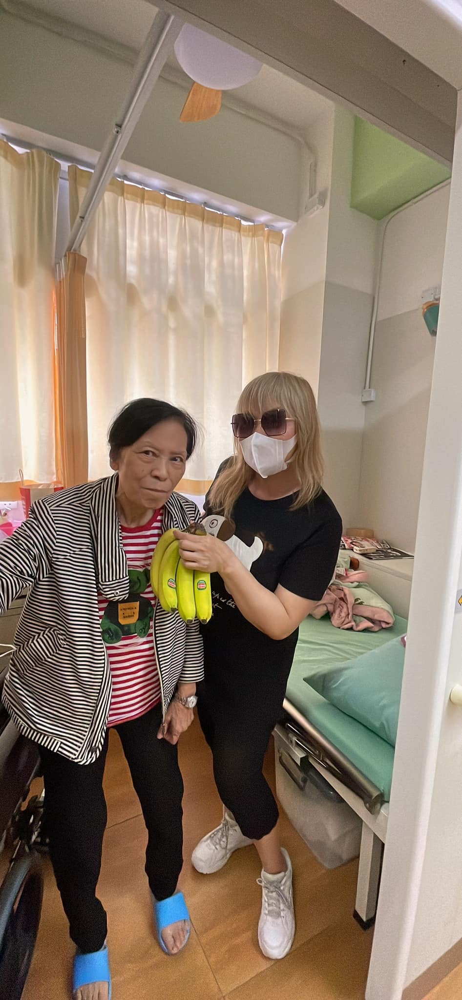 林建明前往護老院探望余慕蓮。