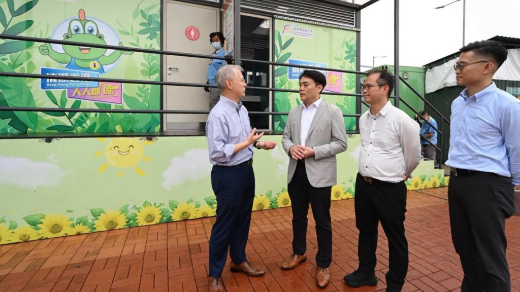 食環署署長袁旭健落區視察 了解前線員工工作與新科技應用