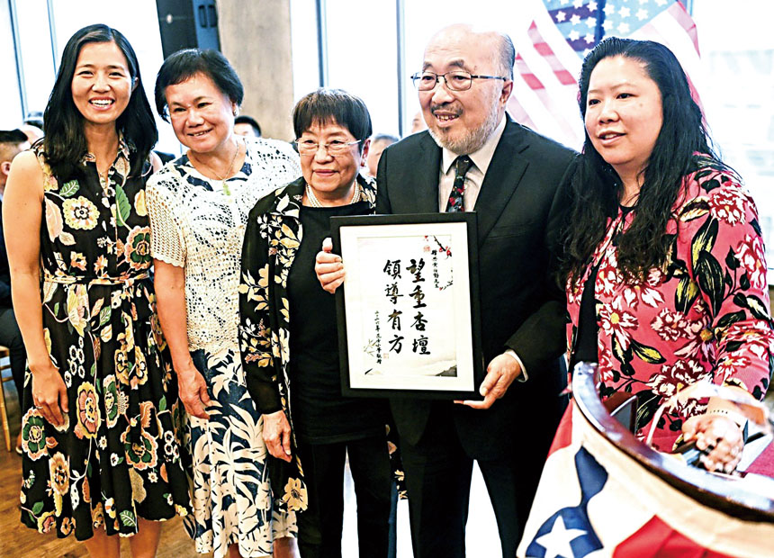 (右起)司徒玉英校長贈送的書法作品給黃伯勳博士。