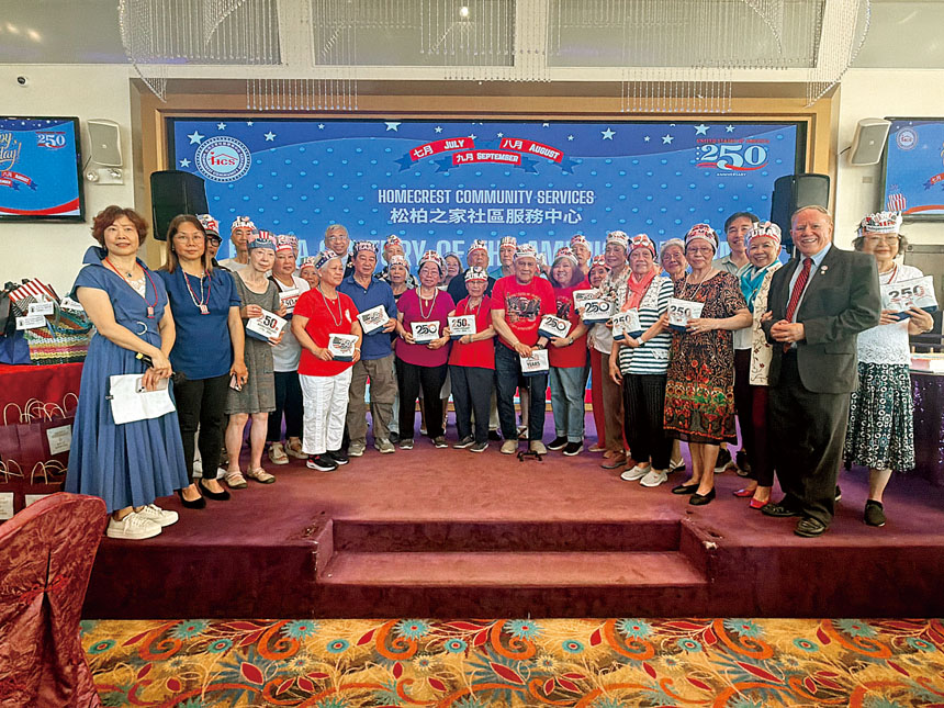 30名來美超過50年的長者接受議員們的祝福。