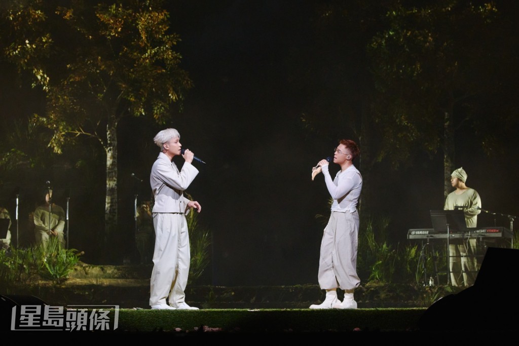 兩人一同在台上合唱歌曲《能遇見,就很不錯了》。