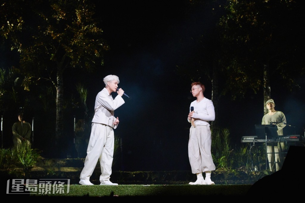 被菲道爾問及《玻璃》的創作對象,Gareth.T 笑著回應是寫給很重要的人及歌迷。