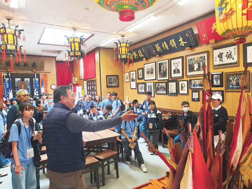 洪門盟長趙炳賢介紹洪門推翻滿清的歷史。記者黃偉江攝