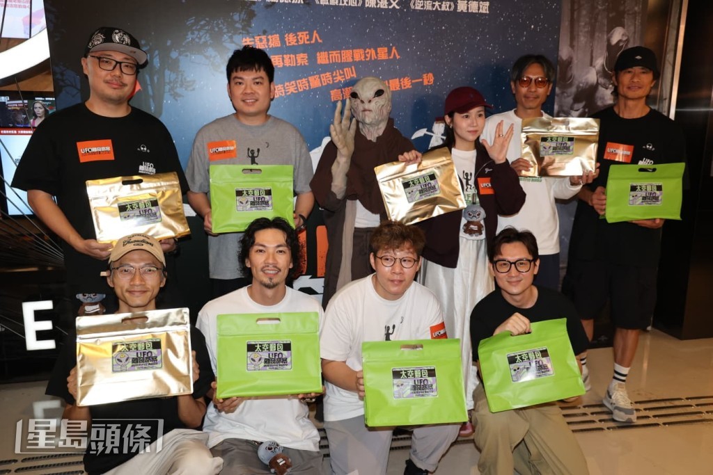一眾主演凌文龍、楊偲泳、陳湛文、黃德斌等，今日為電影《UFO離奇命案》宣傳，並派發太空郵包。