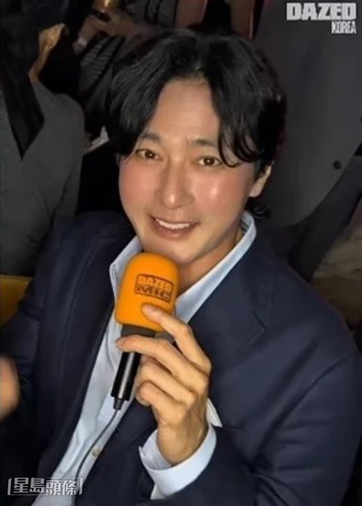 活動片段中,張東健的蘋果肌顯得相當圓潤,笑容展開時面部細紋不明顯。
