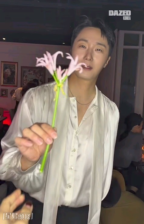 丁一宇在活動受訪時,與記者進行了贈送花束的互動環節。