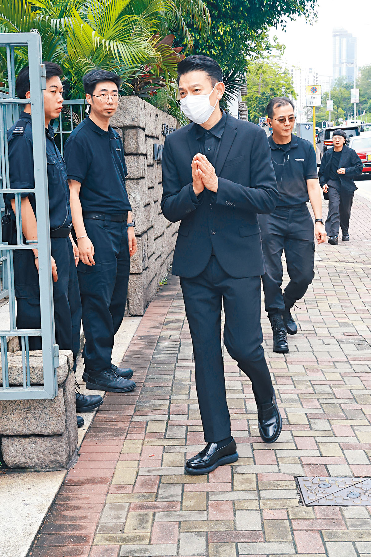 華仔入場前向傳媒雙手合十。