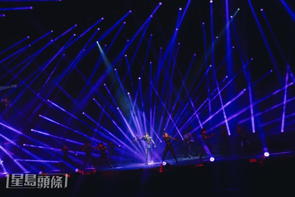 Anson Lo的舞台造型閃耀奪目。