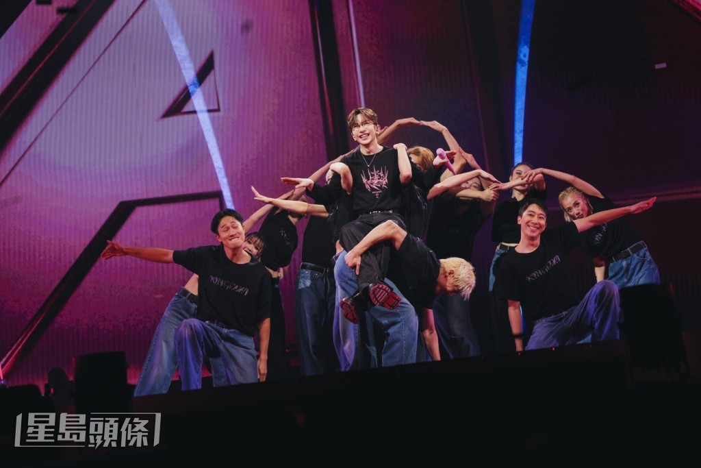 Anson Lo與舞蹈員在台上落力演出。