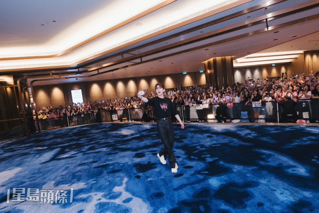 完成澳門站演出後,Anson Lo走到場館外與粉絲見面。
