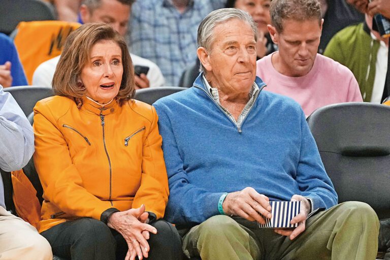 普洛西夫婦在三藩市觀看NBA球賽。美聯社資料圖片