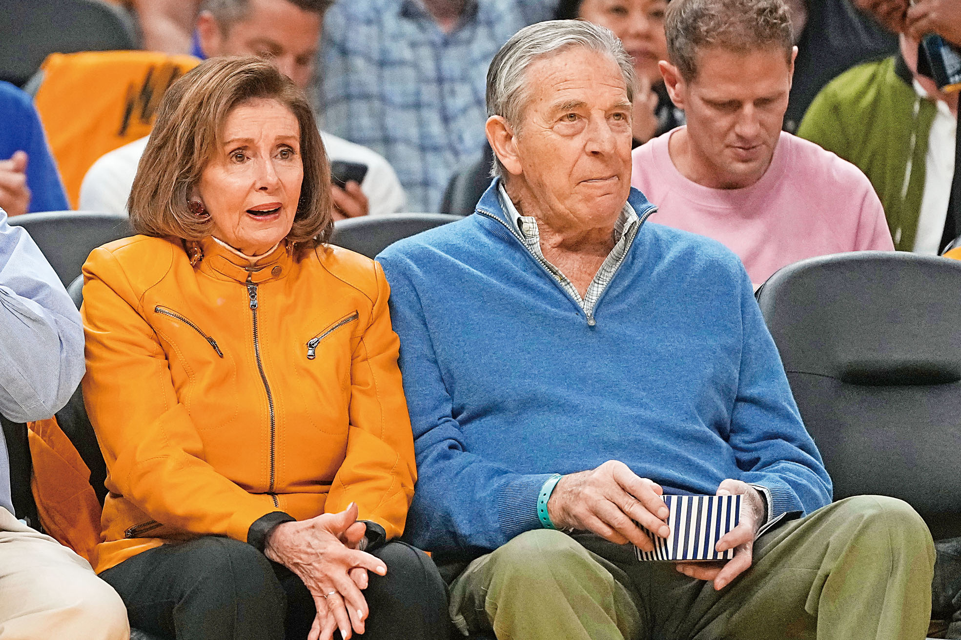 普洛西夫婦在三藩市觀看NBA球賽。美聯社資料圖片